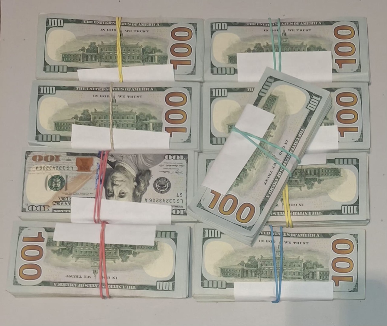 Tentativă de a scoate din țară 85.000 de dolari, dejucată la aeroportul din Chișinău