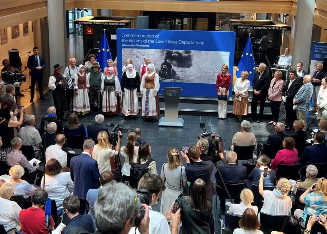 Parlamentul European a adus un omagiu victimelor regimului stalinist deportate din teritoriile anexate la URSS 