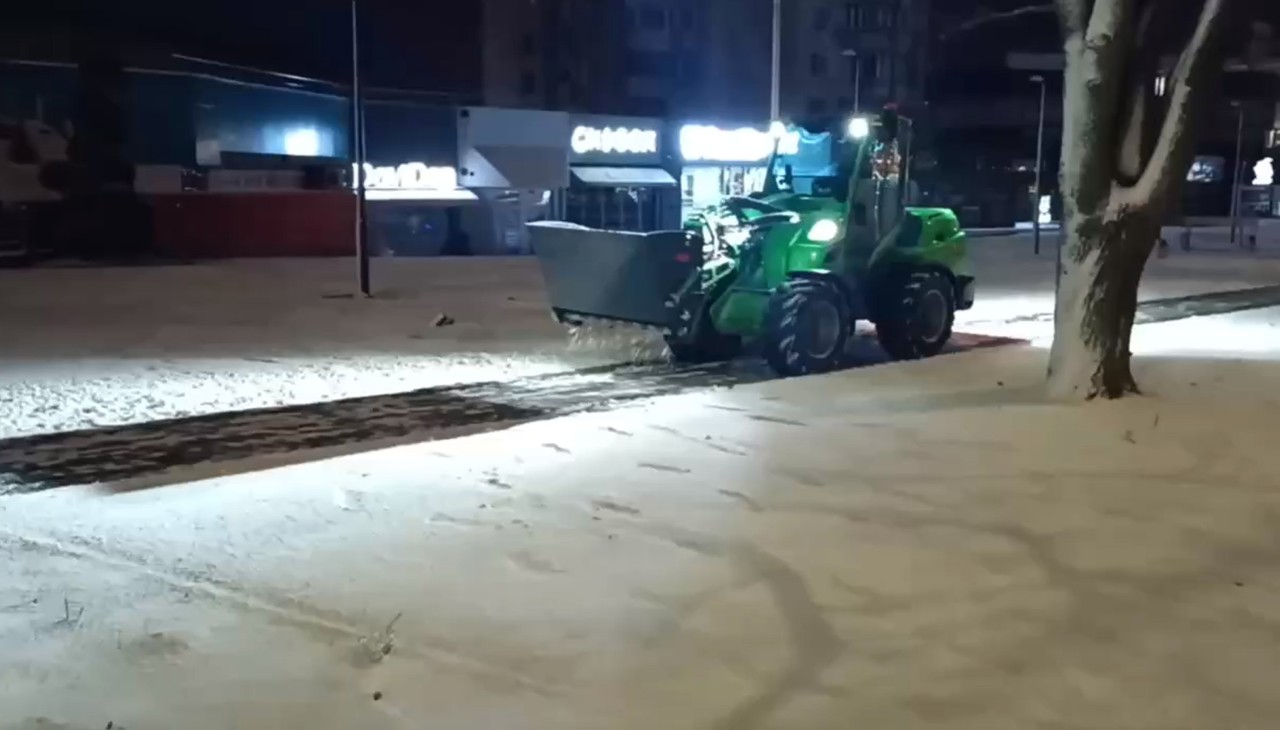 Municipal services struggle to clear roads as winter weather hits Moldova’s capital