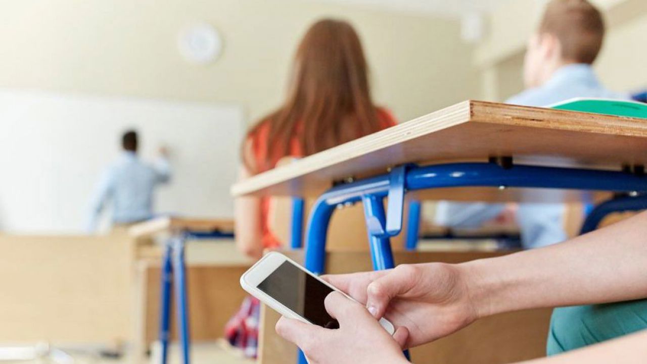 Moldova to restrict phones in schools