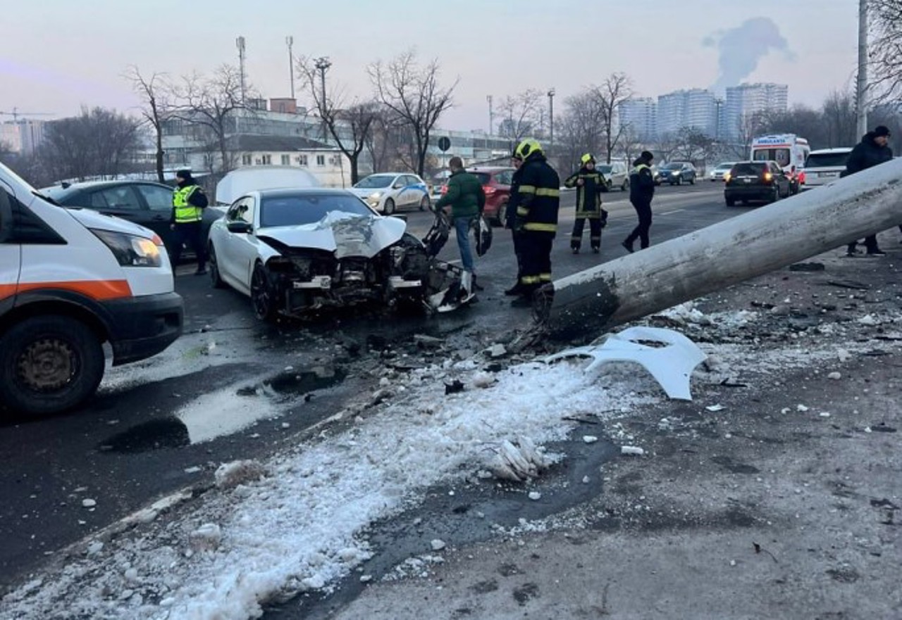Accident pe strada Albișoara din capitală: Două persoane au ajuns la spital 