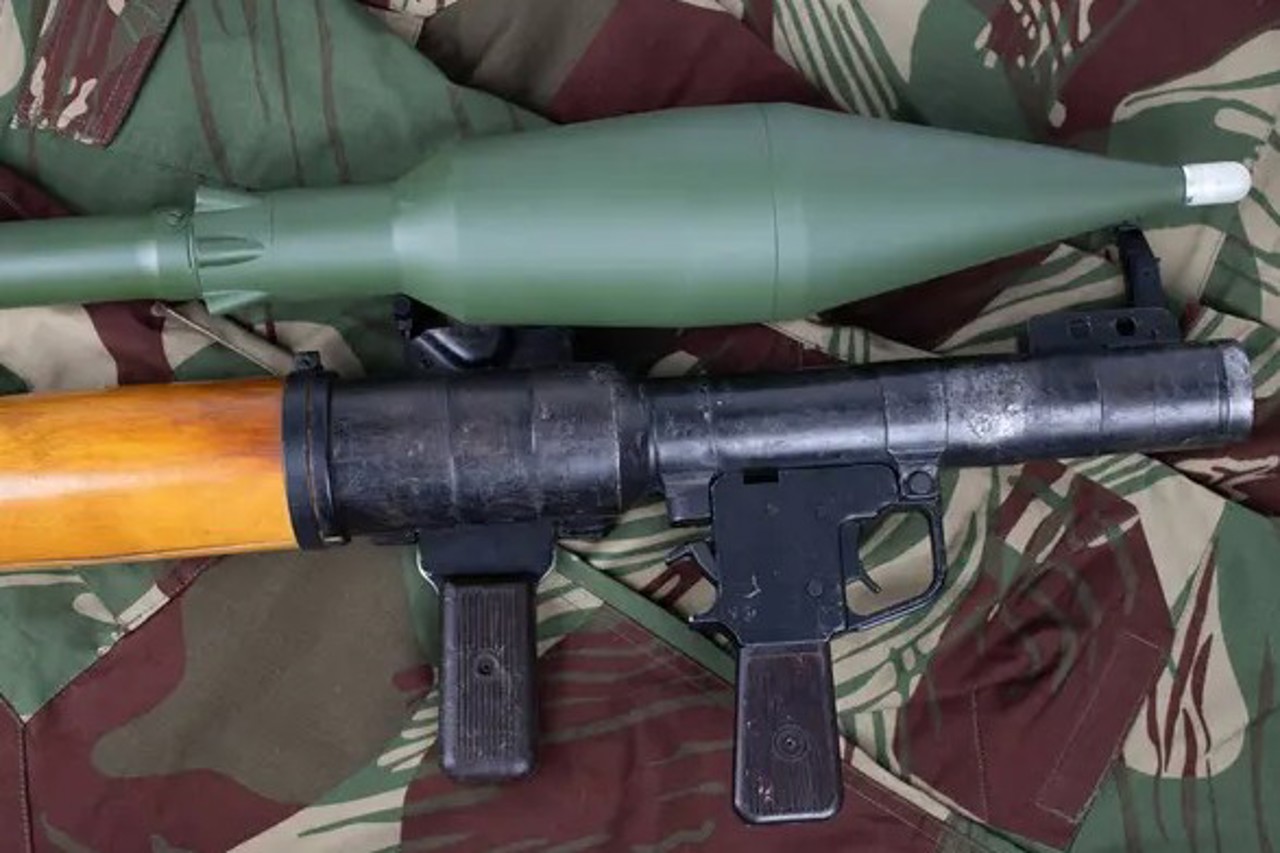 Lansatoare de grenade antitanc cu explozibil: Armament ascuns într-o placă de beton, descoperit la Cocieri