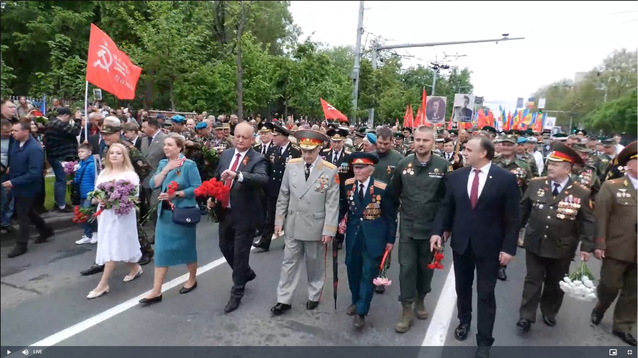Cu steaguri sovietice și panglici interzise, participanții la Marșul Victoriei au pornit spre Memorialul „Eternitate”