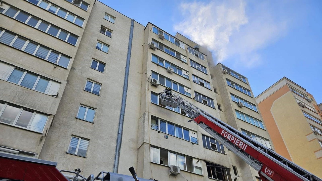 Apartament, în flăcări: Opt echipe de pompieri și salvatori au intervenit la fața locului