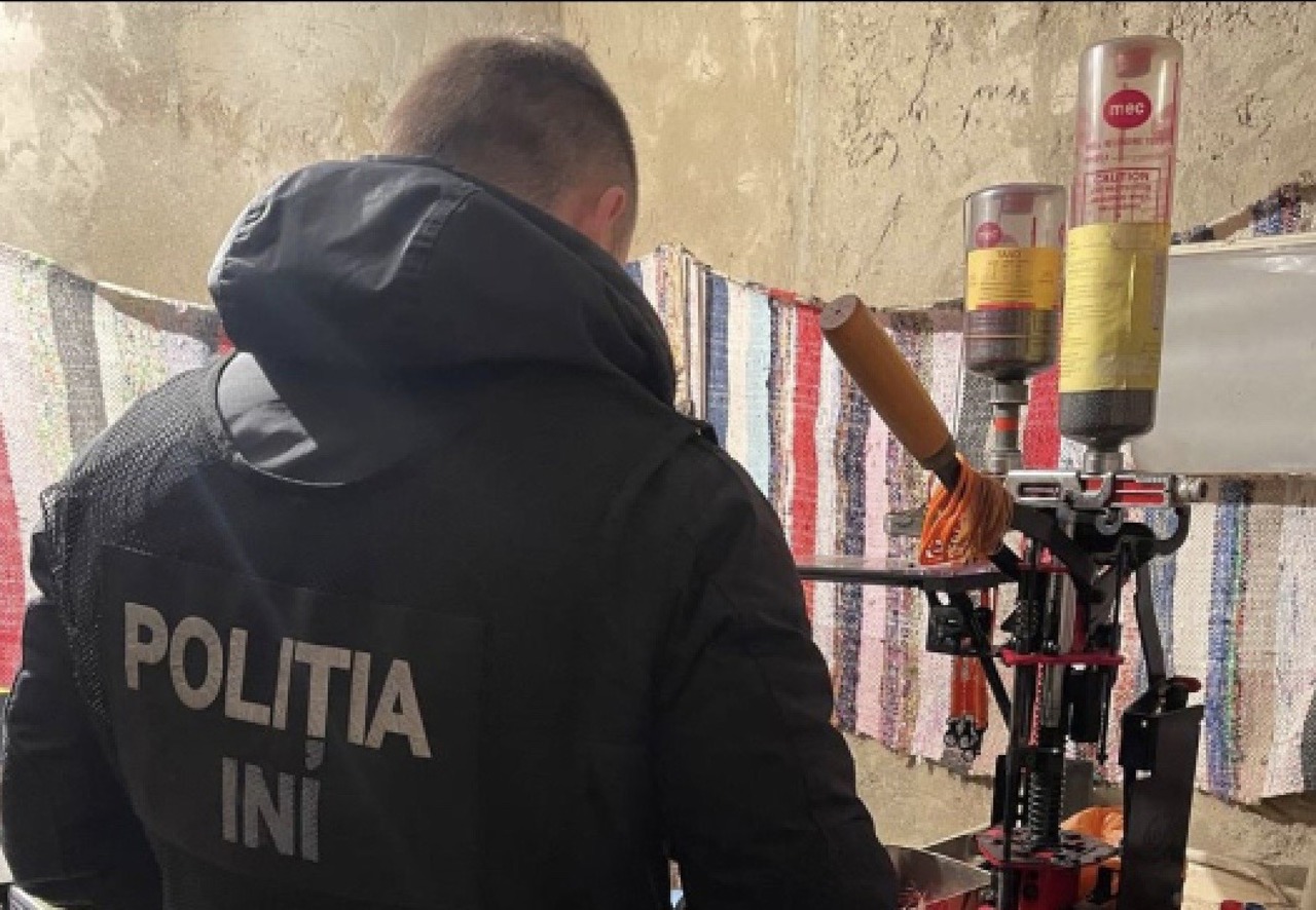 IGP: Zeci de muniții și arme deținute ilegal au fost ridicate. Suspecții le-ar fi folosit pentru braconaj