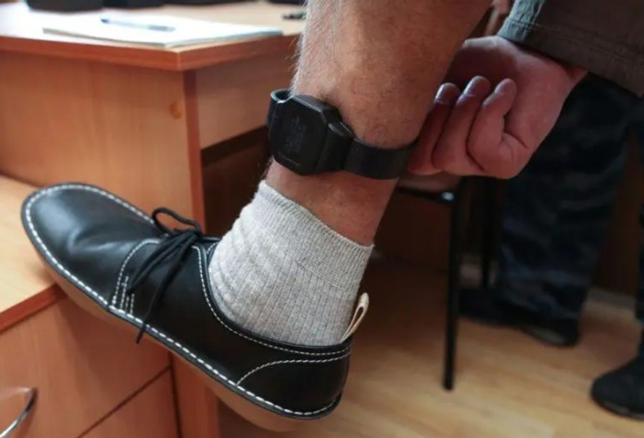 Majoritatea persoanelor supravegheate prin brățări electronice sunt plasate în arest la domiciliu sau agresori familiali