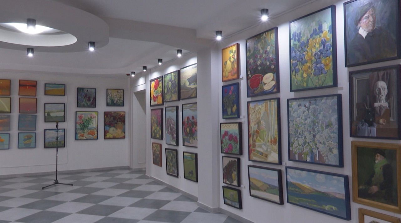 „Grădinile Moldovei”, în viziunea unei pictorițe din Ucraina. Lucrările, expuse la La Muzeul Național al Literaturii Române 