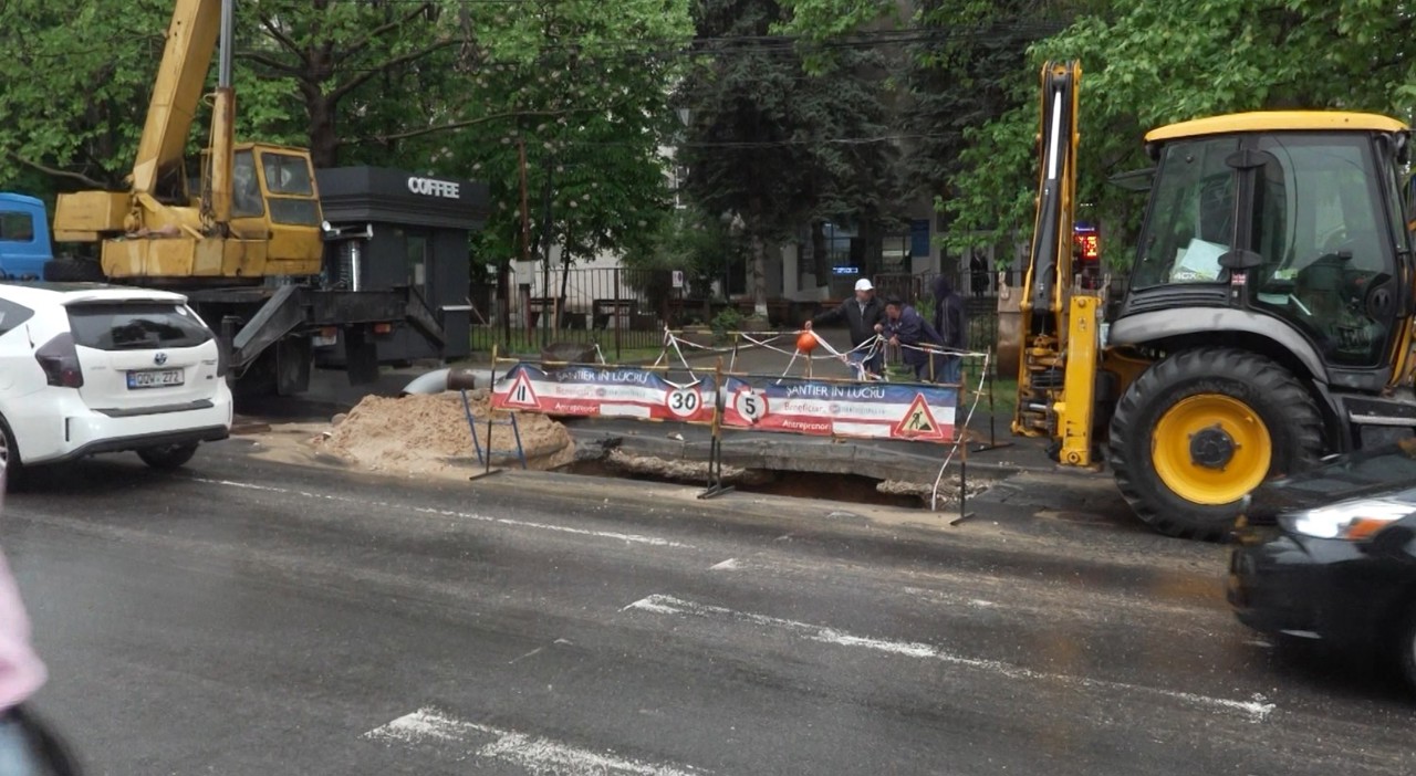 Apă din abundență pe o stradă din capitală. Incidentul a generat nemulțumirea șoferilor și pietonilor 