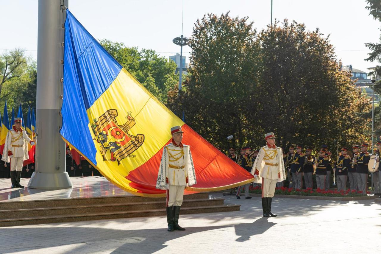 National Flag Day: How the tricolor overcame Soviet rule on April 27, 1990