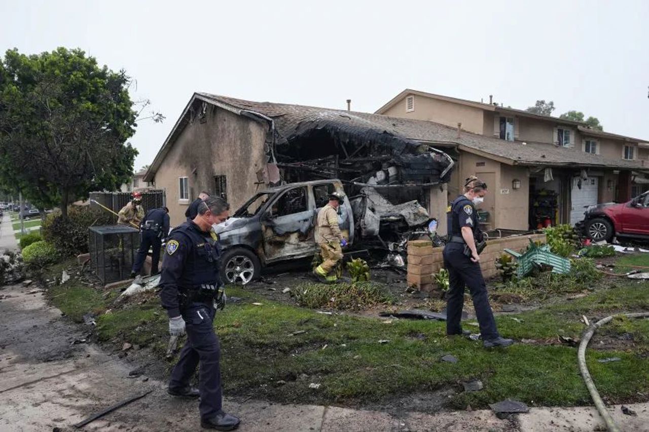 Small plane crash sets San Diego homes ablaze