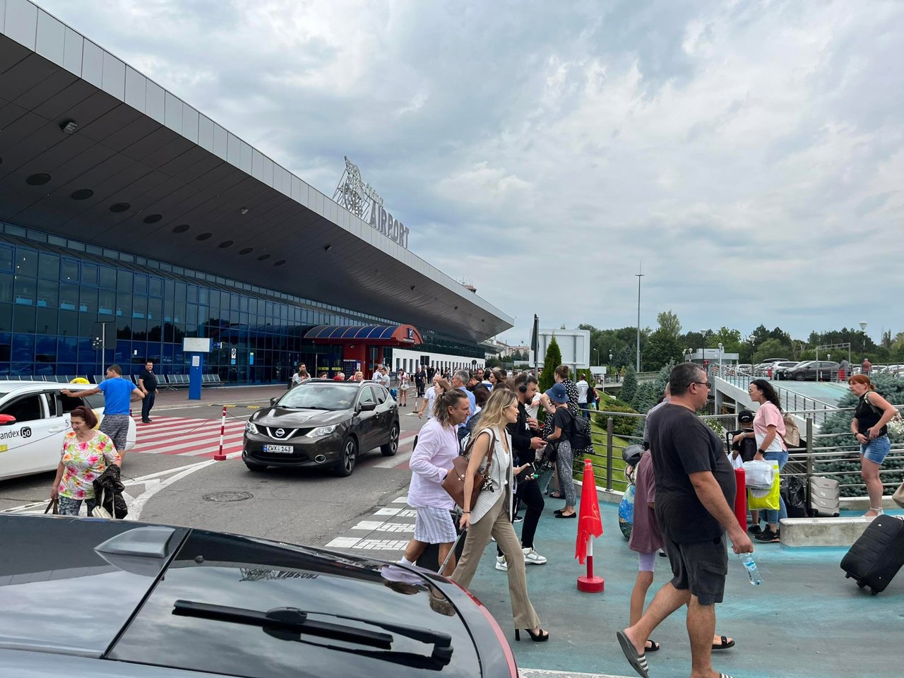 UPDATE Alerta cu bombă la Aeroportul Chișinău - falsă: Pasagerilor li s-a permis accesul în interiorul aerogării