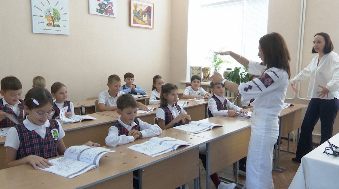 Secție bilingvă spaniolă la un liceu din Chișinău. Elevii vor învăța cu profesori nativi