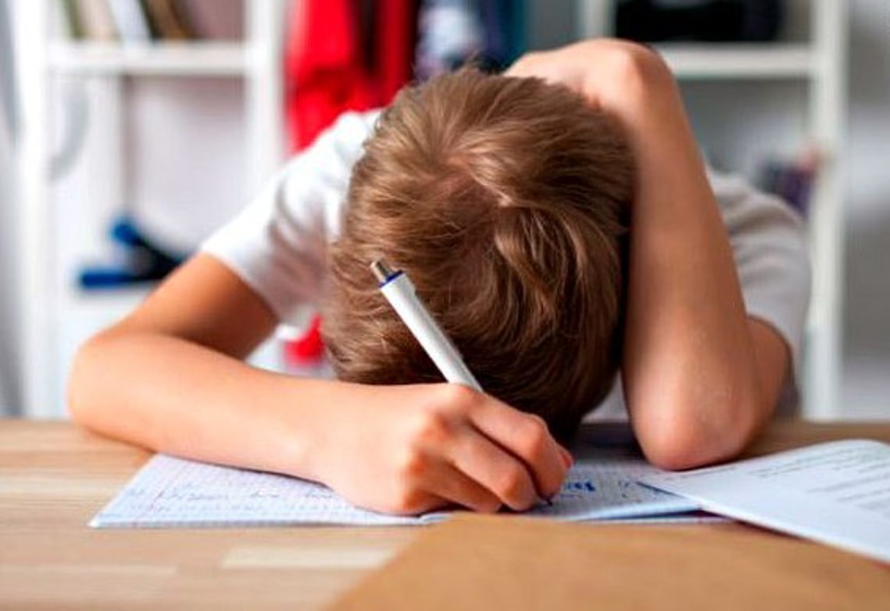 Temele pentru acasă: unde se oprește ajutorul părintelui și începe responsabilitatea elevului