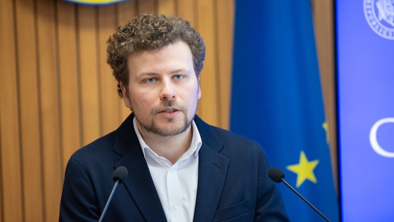 Ajutorul de 1.000 de lei, oferit de stat la început de an școlar, poate fi ridicat de la orice oficiu poștal sau bancă, reiterează MEC 