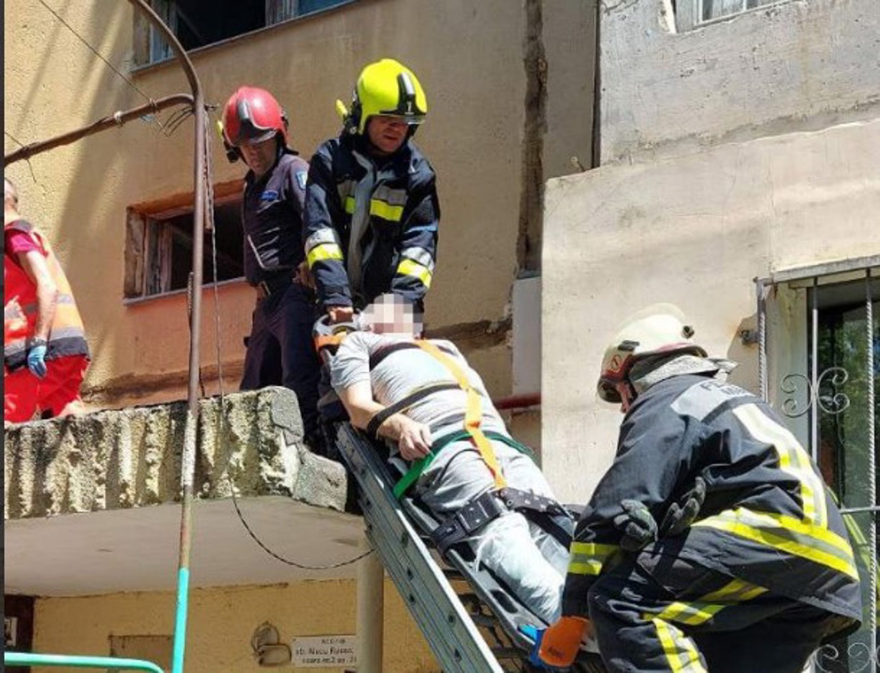La un pas de tragedie. Un bărbat a căzut de la etajul șase al unui bloc de locuit