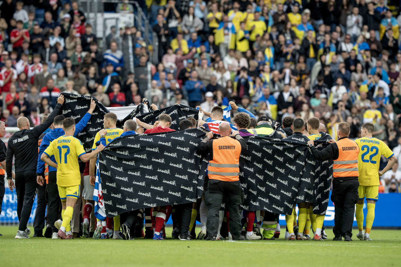 Un nou șoc pe terenul de fotbal! Christian Eriksen s-a prăbușit pe gazon în timpul meciului amical Danemarca - Ucraina 