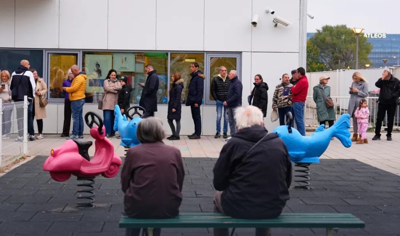 Alegeri parlamentare anticipate în Serbia | Cozi la secțiile de votare în marile orașe din țară și în diaspora 