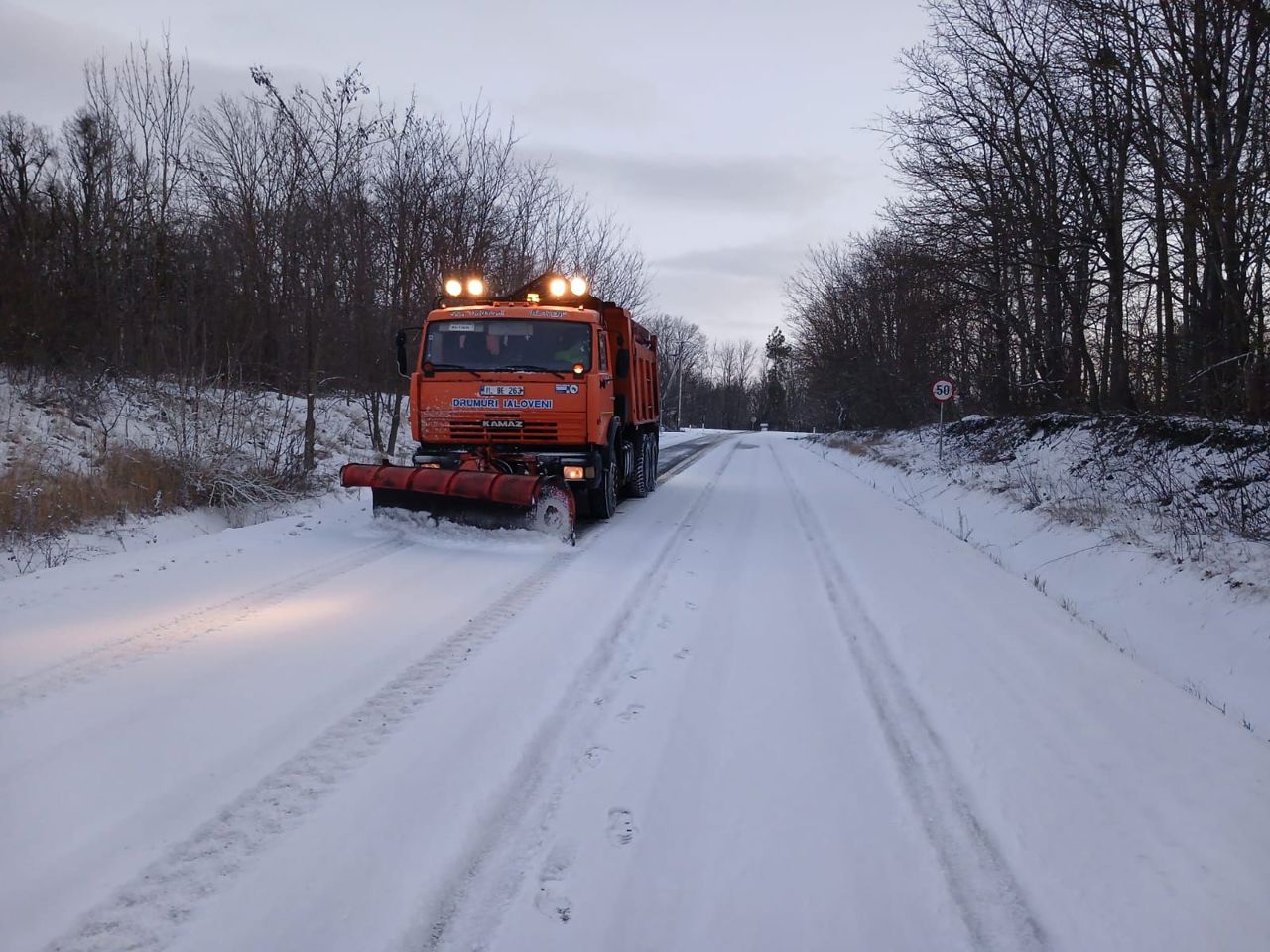 Drumuri înzăpezite în nordul țării: drumarii și poliția, în alertă