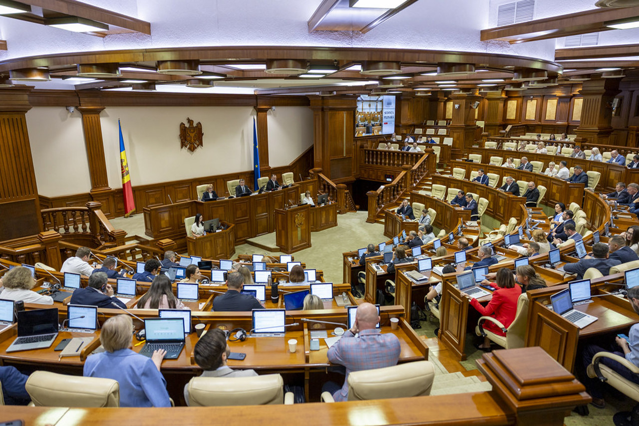 Cum vorbesc deputații despre UE pe Facebook: Subiectul integrării europene, regăsit în 1.160 de postări în decurs de șapte luni