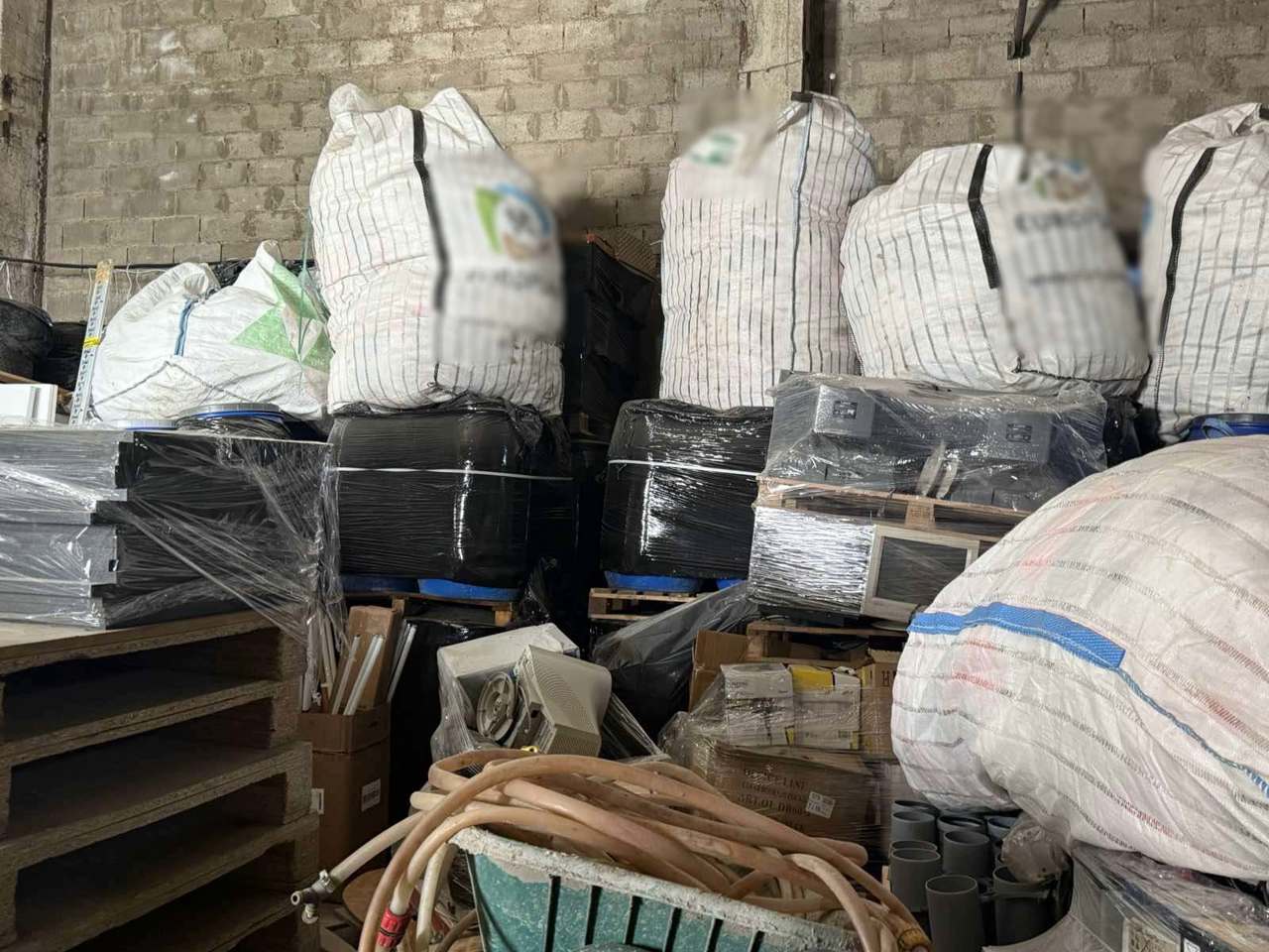 Percheziții la „Moldelectrica” într-un dosar privind gestionarea ilegală a deșeurilor: Patru persoane au fost reținute