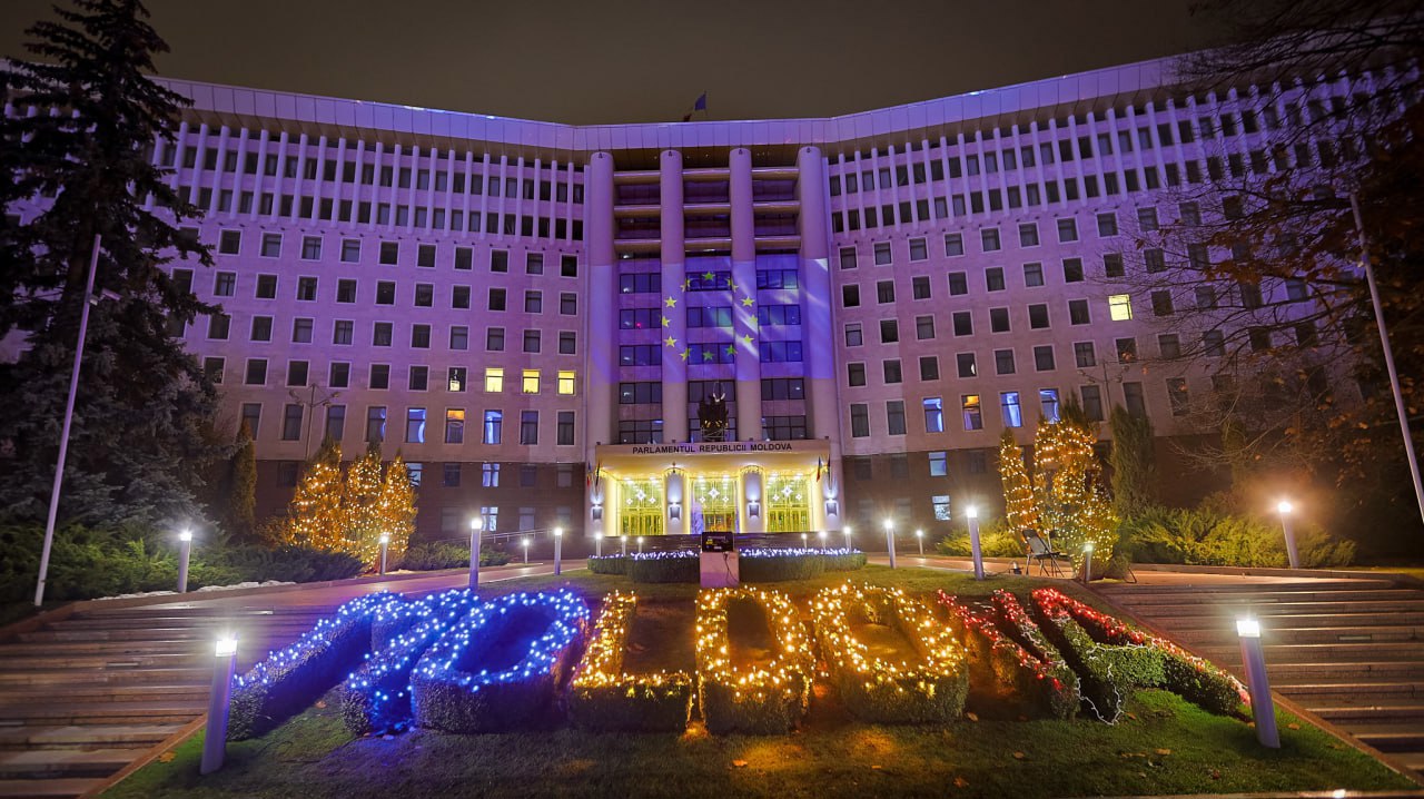 Clădirea Parlamentului, iluminată în culorile drapelului Uniunii Europene