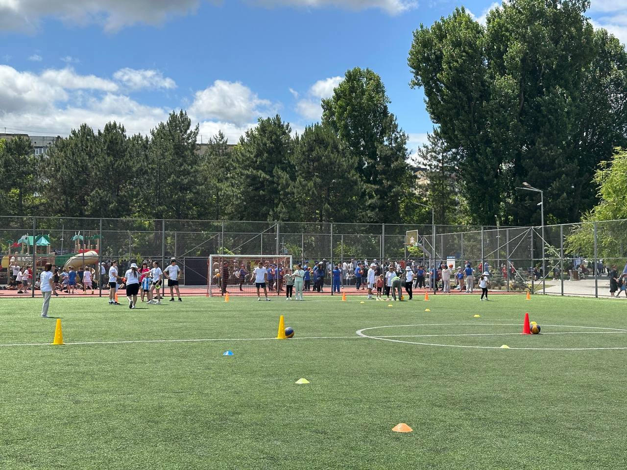 Sute de sportivi și amatori s-au duelat la Festivalul „Chișinăul Sportiv” 