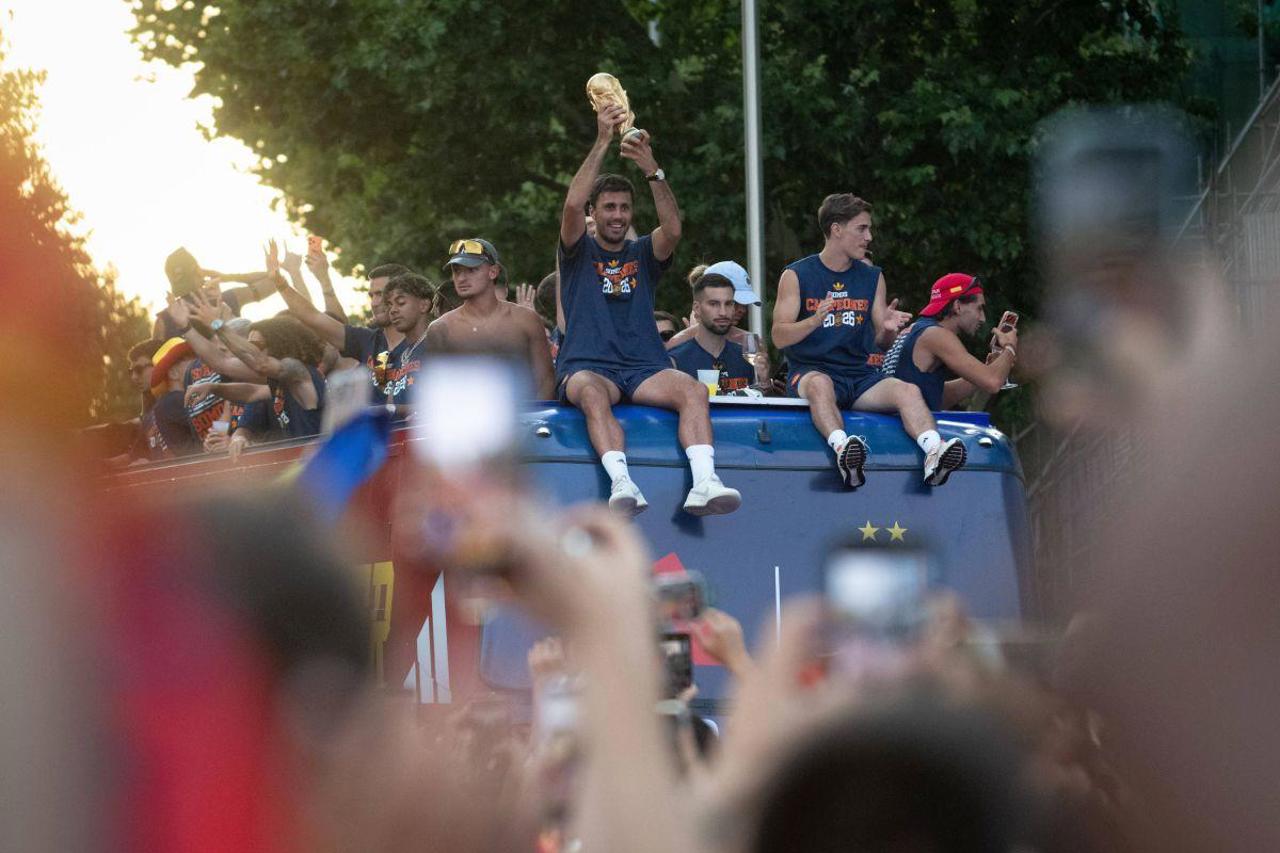 Fiesta campionilor! Peste un milion de suporteri au invadat străzile Madridului pentru a sărbători titlul mondial cucerit de Spania! Fotbaliștii s-au dat în spectacol