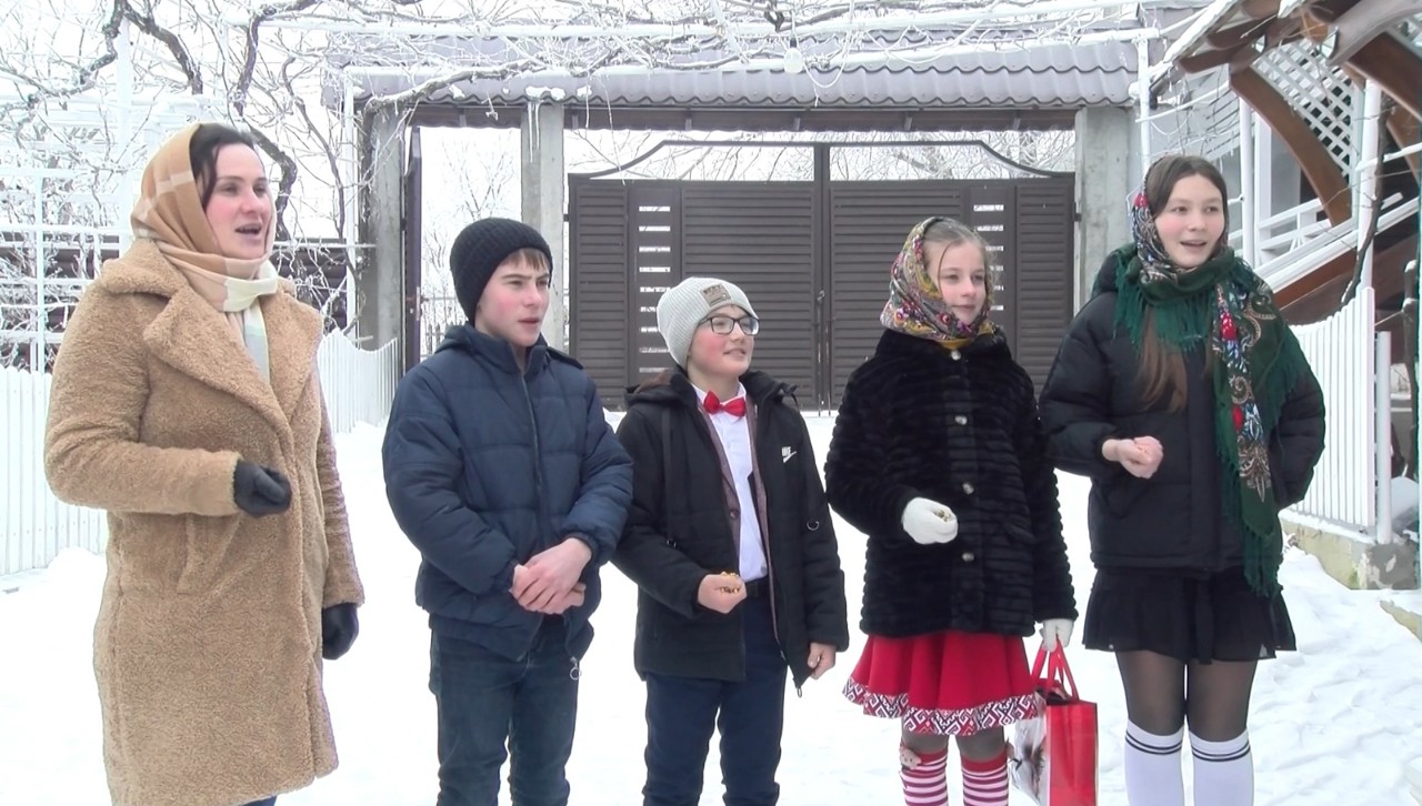 Copiii au mers cu semănatul prin satele R. Moldova. „Un obicei străbun pe care îl păstrăm” 