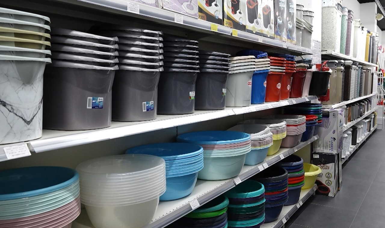 Oamenii din nordul țării, nevoiți să caute soluții alternative. Cererea pentru apă îmbuteliată și produsele de uz casnic a crescut în magazine