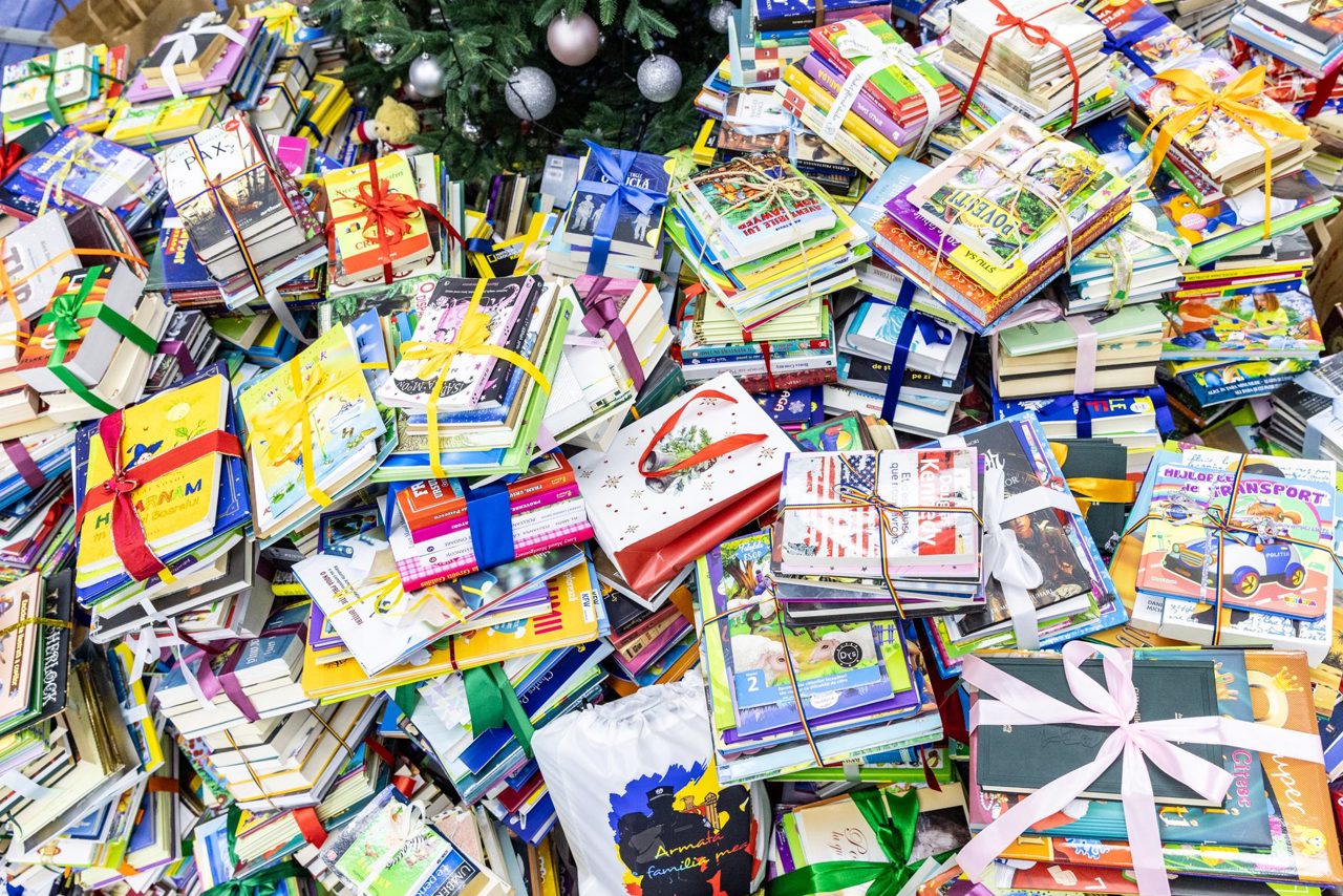 Mai mulți voluntari, mai multe cărți: „Biblioteca de sub brad” 2025