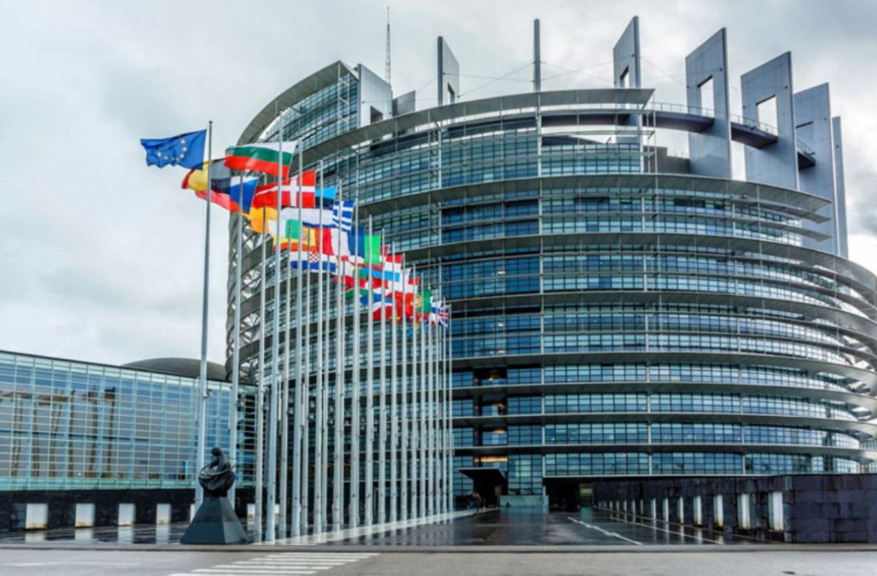 The European Parliament's Political Evolution: Extremism and Mainstreaming in Focus