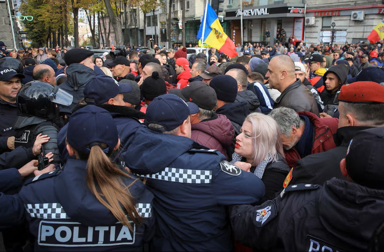 Polițiștii blochează o stradă în timpul unei manifestații antiguvernamentale în Chișinău, Moldova, 23 octombrie 2022