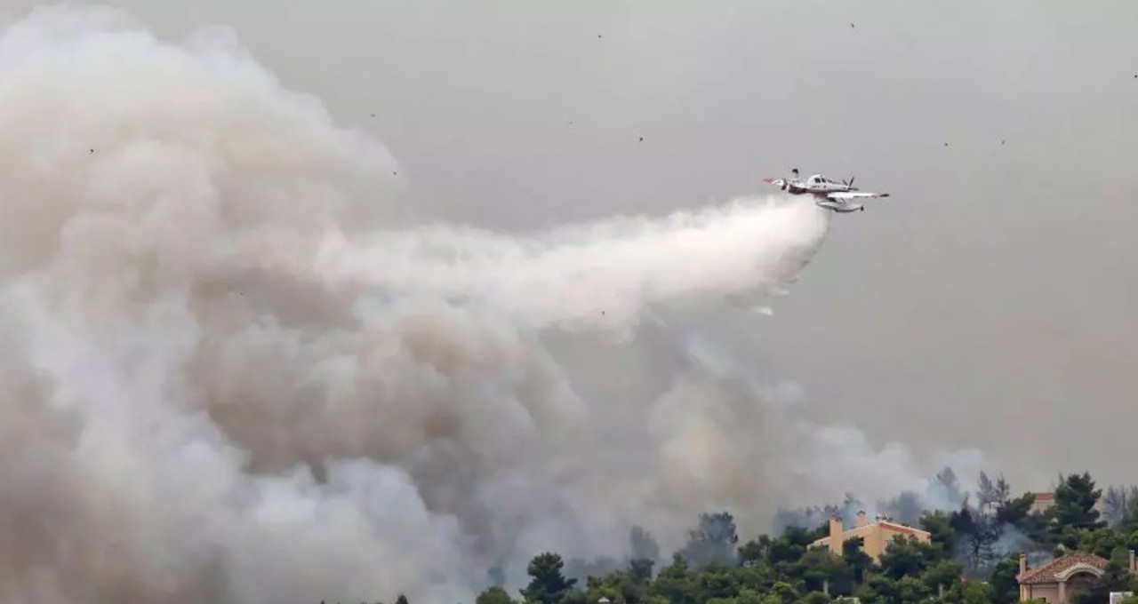 Ciocnire între două elicoptere în timp ce stingeau un incendiu puternic în Grecia