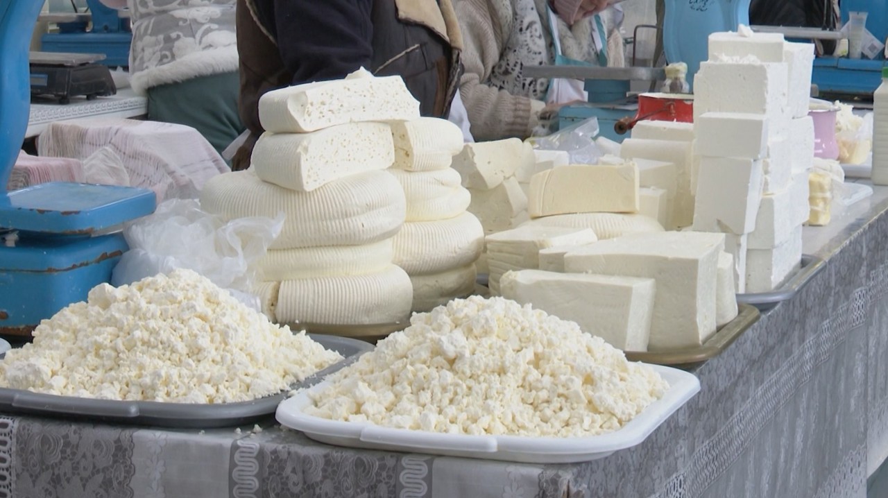 Consumatorii, îndemnați să facă diferență între brânză și produsele cu grăsimi vegetale: „Mai bine cumpăr mai scump, dar delicios”