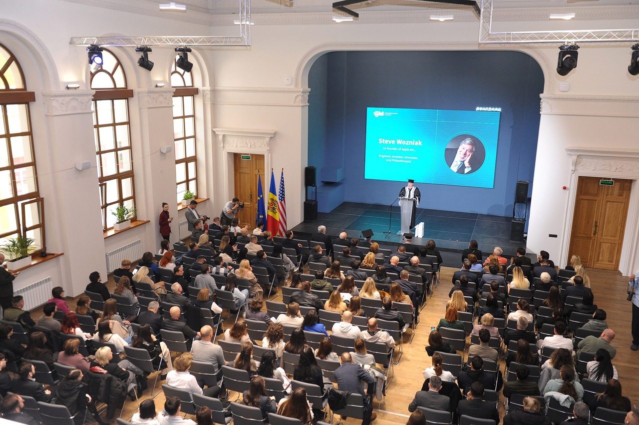 Tech pioneer Steve Wozniak receives Moldova’s top honour