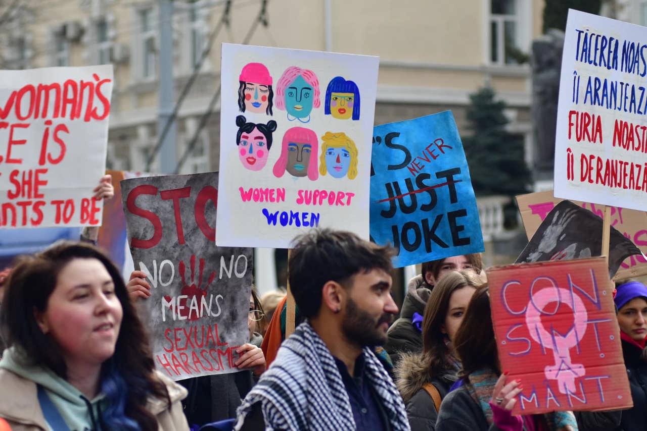 Marș feminist la Chișinău: „Violența sexuală nu o ascunzi sub covor!”
