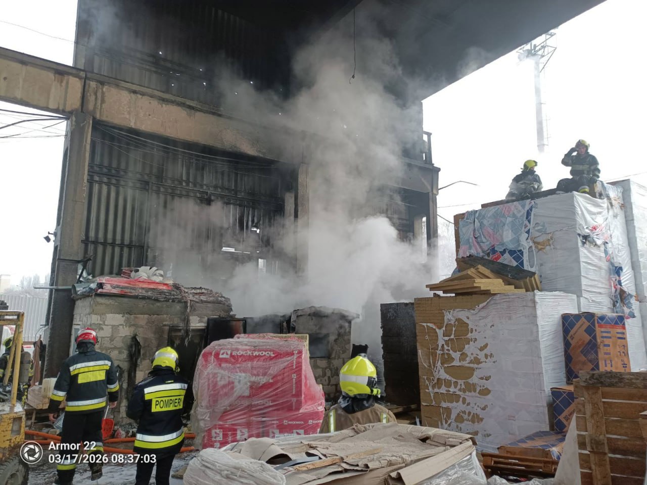 Incendiu într-un depozit de materiale de construcții din Chișinău: O persoană a ajuns cu arsuri la spital