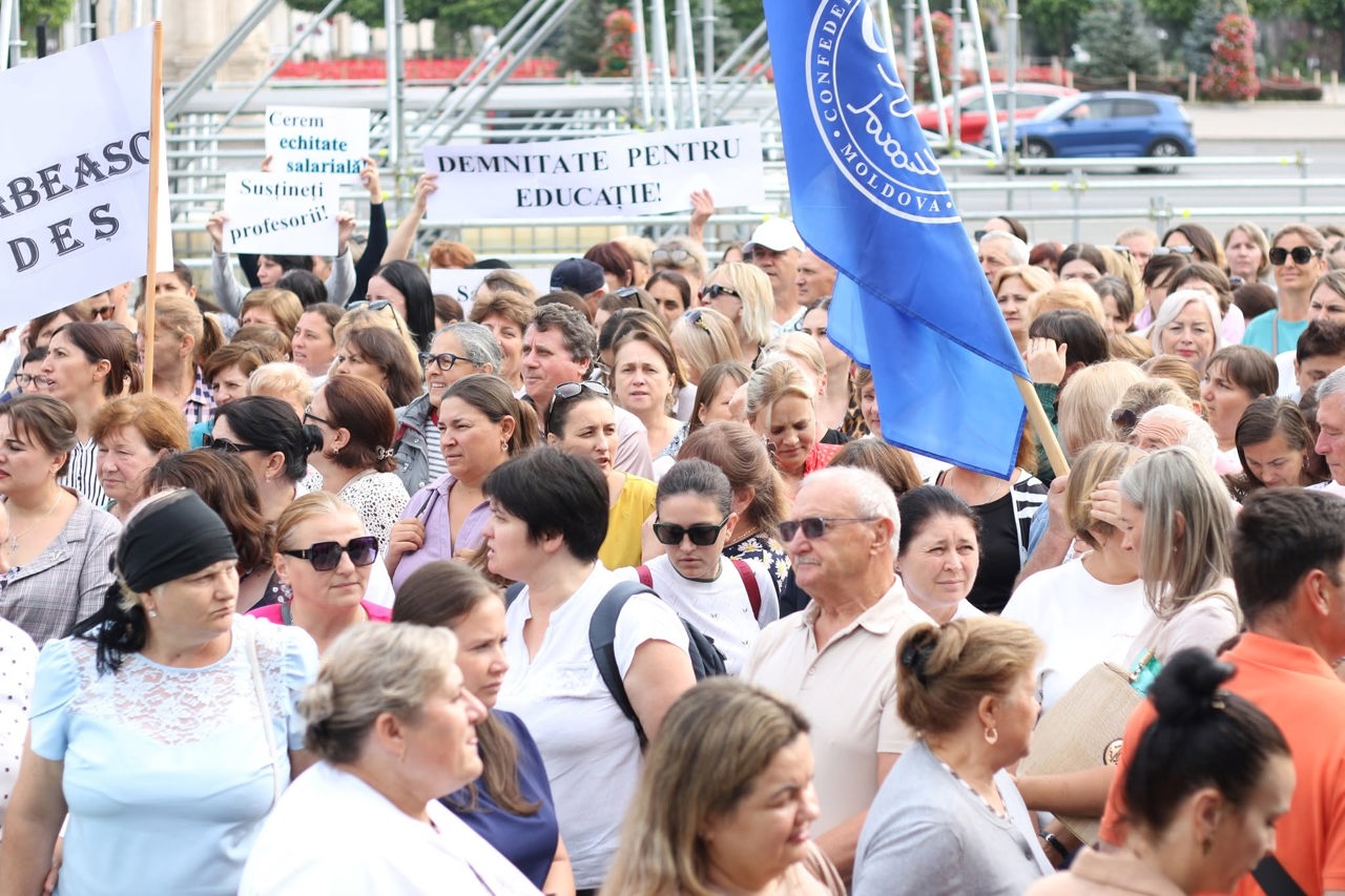 Sindicatele din educație, despre oferta Guvernului: Compensația de 4.000 de lei și majorarea salarială sunt „provizorii și parțiale”