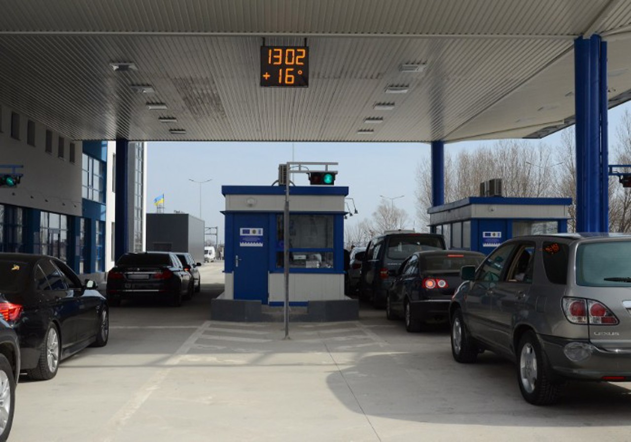 Șoferi obligați să achite mită de până la 500 de dolari la vamă: doi vameși de la Giurgiulești, reținuți 