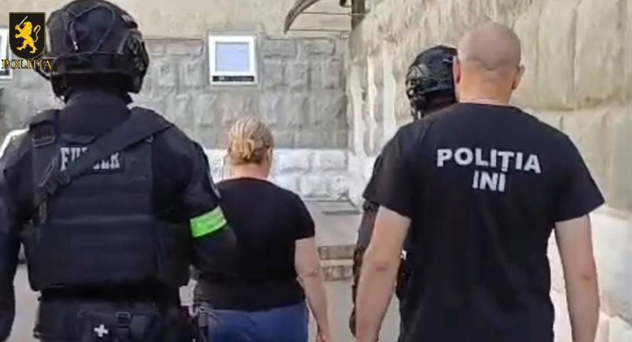 "Это не зарплата, это чисто маленький бонус". Два человека задержаны после 78 обысков по делу о подкупе избирателей