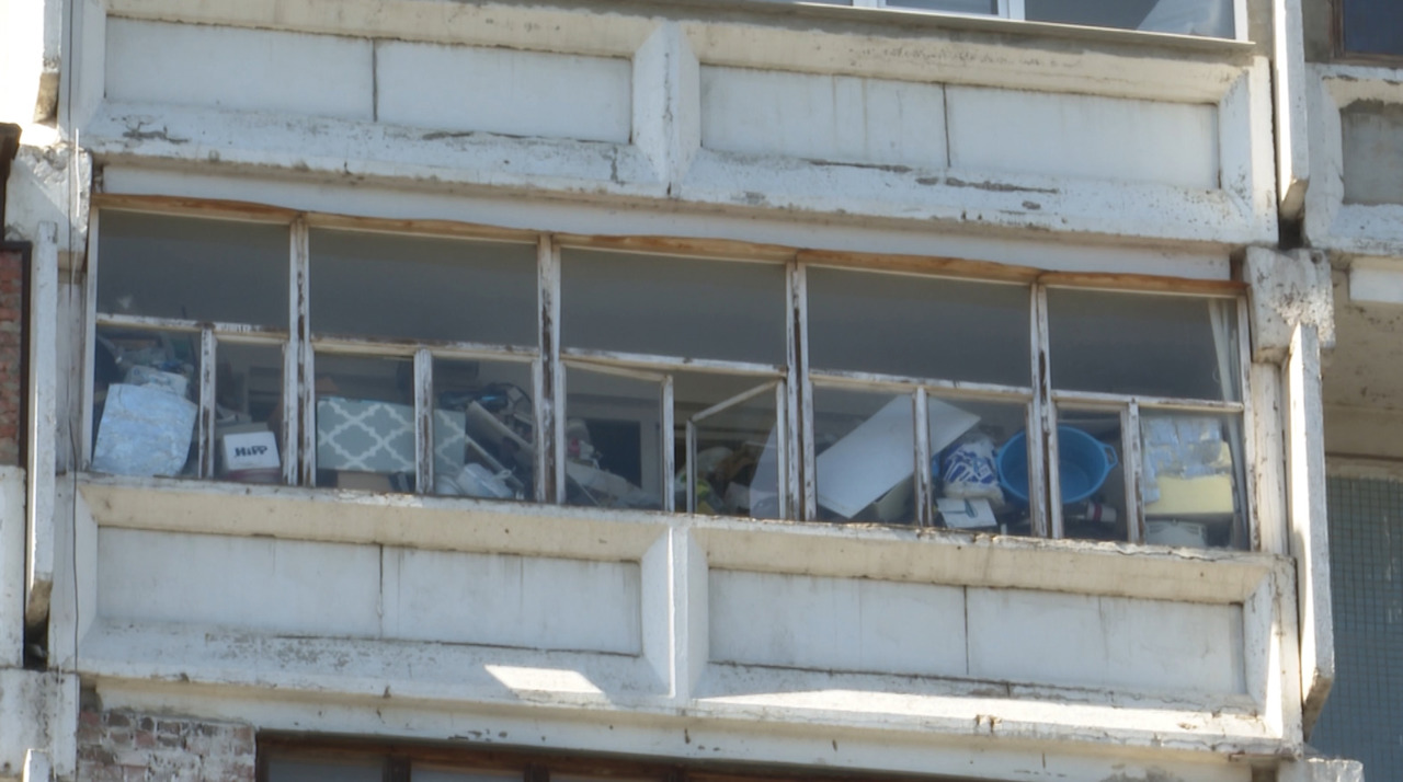 Invazie de gândaci într-un bloc din sectorul Râșcani. Autoritățile vor evacua gunoiul dintr-un apartament