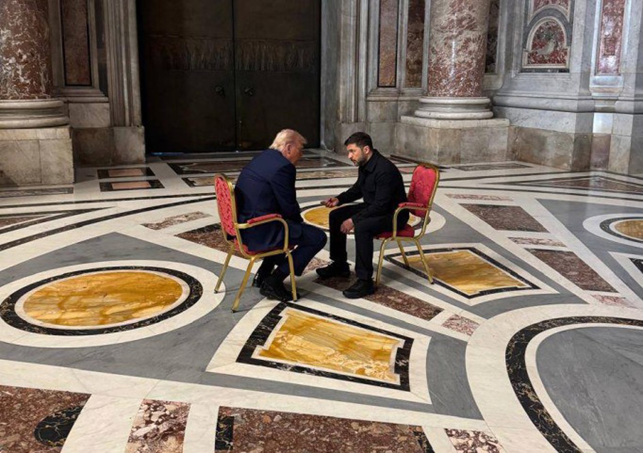 Trump și Zelenski au avut o scurtă discuție în timpul funeraliilor Papei Francisc. Președintele ucrainean: Întrevederea are potențial de a deveni istorică