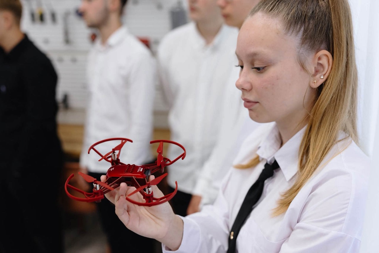 Elevii din Lăpușna au propriul spațiu unde pot construi roboți și realiza propriile idei: „Înțelegem mai bine tehnologia prin activități practice”