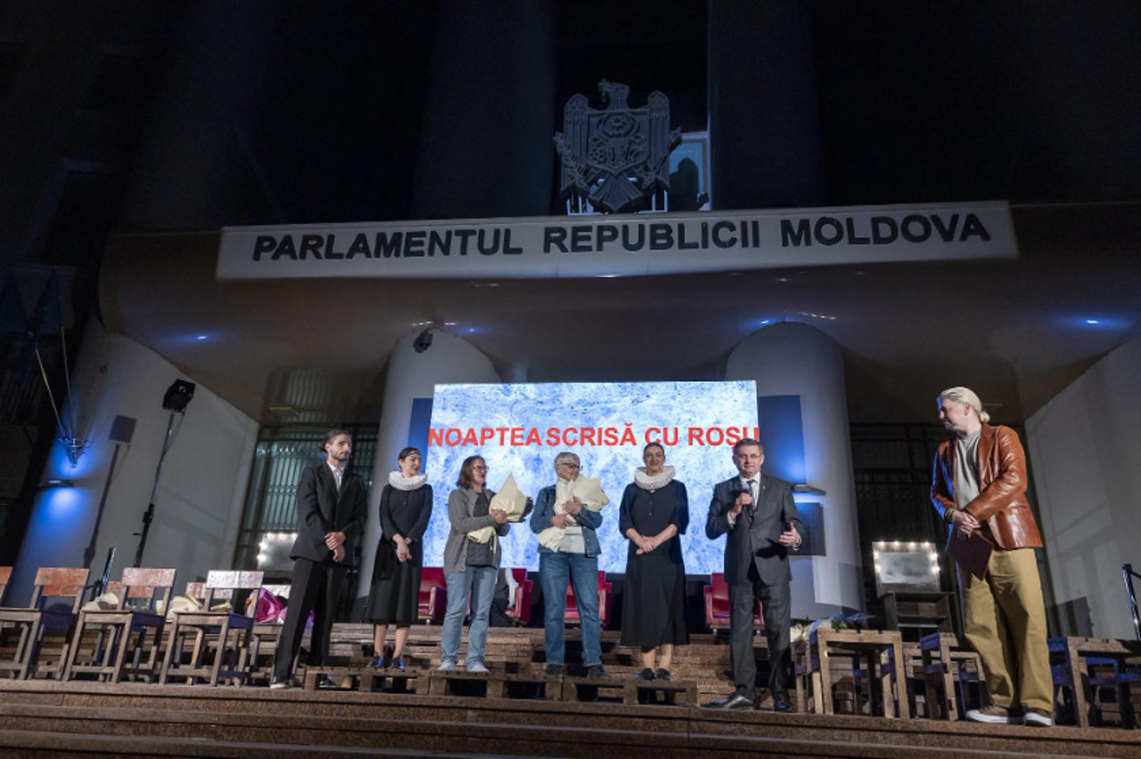„Noaptea scrisă cu roșu”, spectacol despre curaj și libertate, prezentat în scuarul Parlamentului