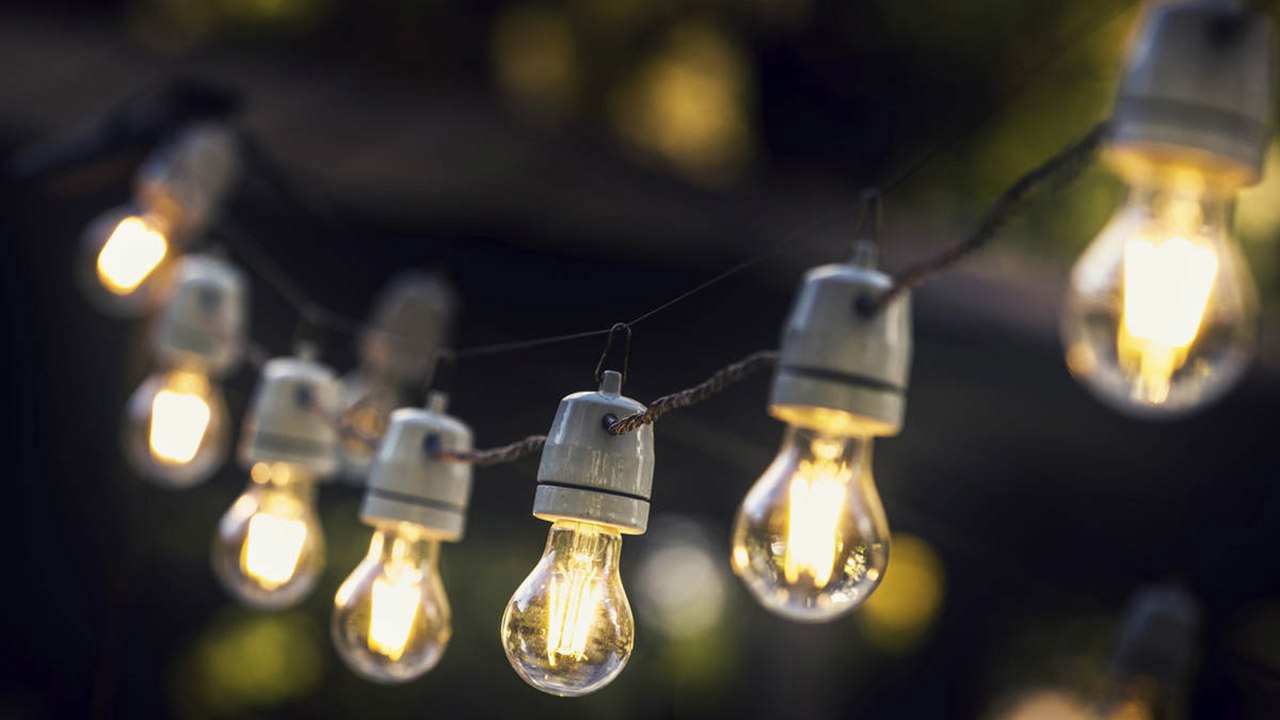 Energia electrică se ieftinește nesemnificativ: 3 bani pentru consumatorii Premier Energy și 5 bani pentru cei deserviți de FEE Nord