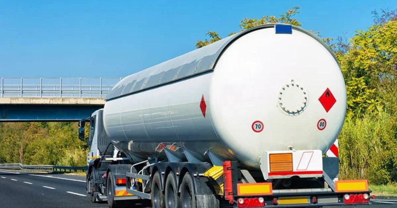 Reluarea traficului prin Strâmtoarea Ormuz nu a calmat piața carburanților. Costurile de transport și riscurile de securitate mențin prețurile ridicate