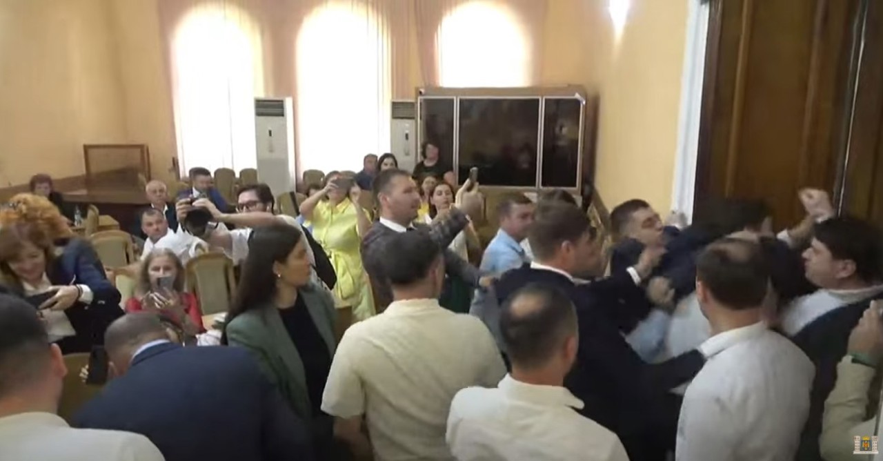 Voci ridicate și îmbrânceli la ședința CMC din cauza unui campionat de kickboxing, cu participarea rușilor