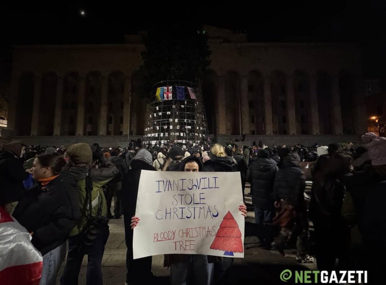 Protestatarii din Tbilisi decorează bradul de Crăciun cu fotografii ale victimelor represiunilor