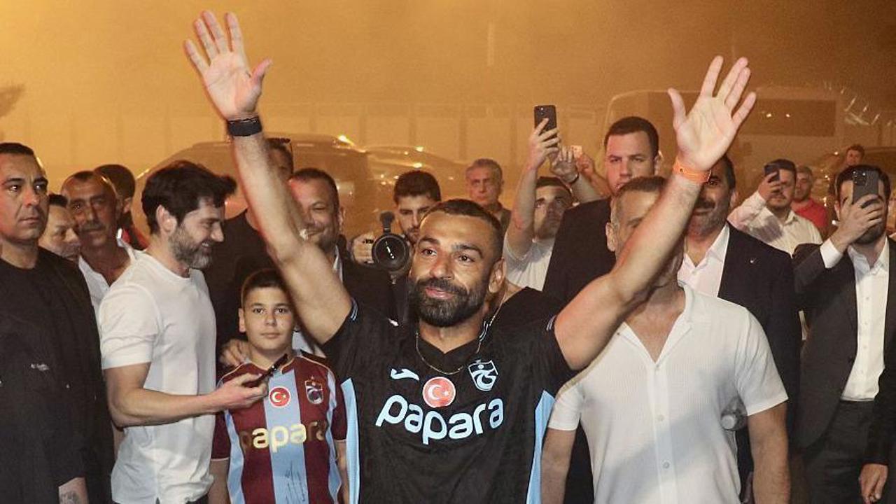 Nebunie la aeroportul din orașul Trabzon, unde 25 de mii de suporteri ai echipei Trabzonspor l-au întâmpinat pe Mohamed Salah