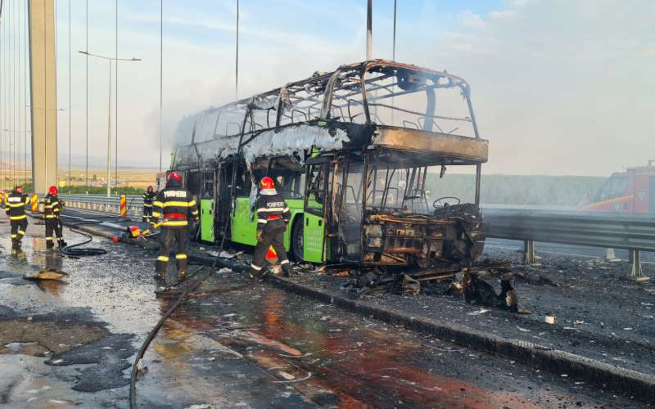 Un autocar cu zeci de pasageri ucraineni a ars în România